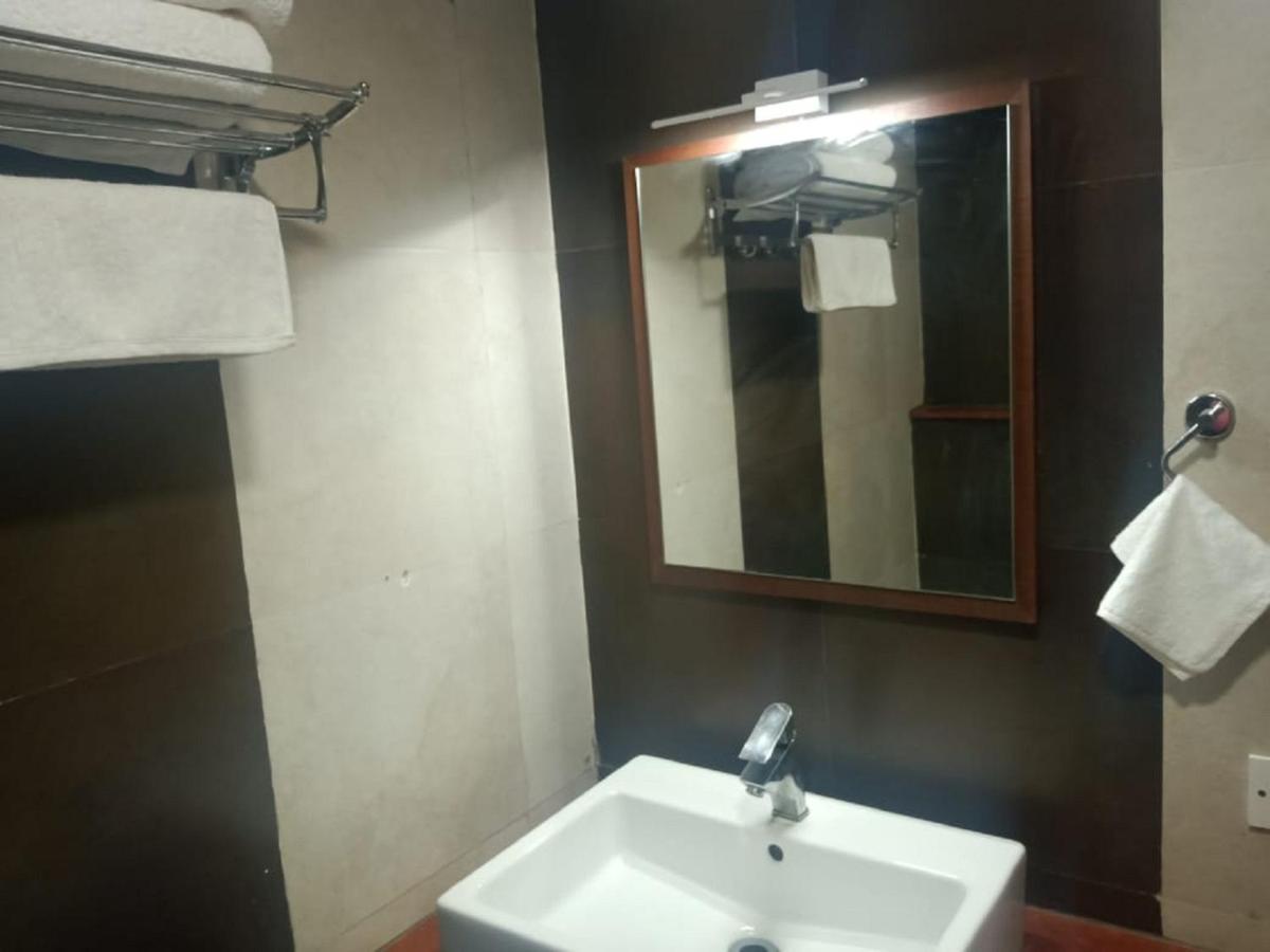 Malayalee Club Hotel Ченай Екстериор снимка